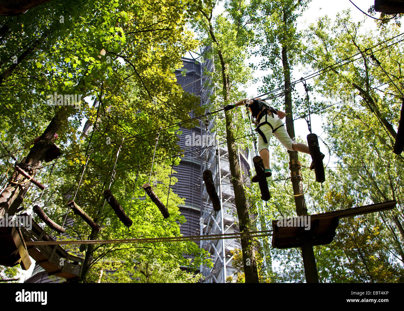 Persone che salgono sulla rupe di arrampicata nella parte anteriore del gasometro di Oberhausen, Germania, Renania settentrionale-Vestfalia, la zona della Ruhr, Oberhausen Foto Stock