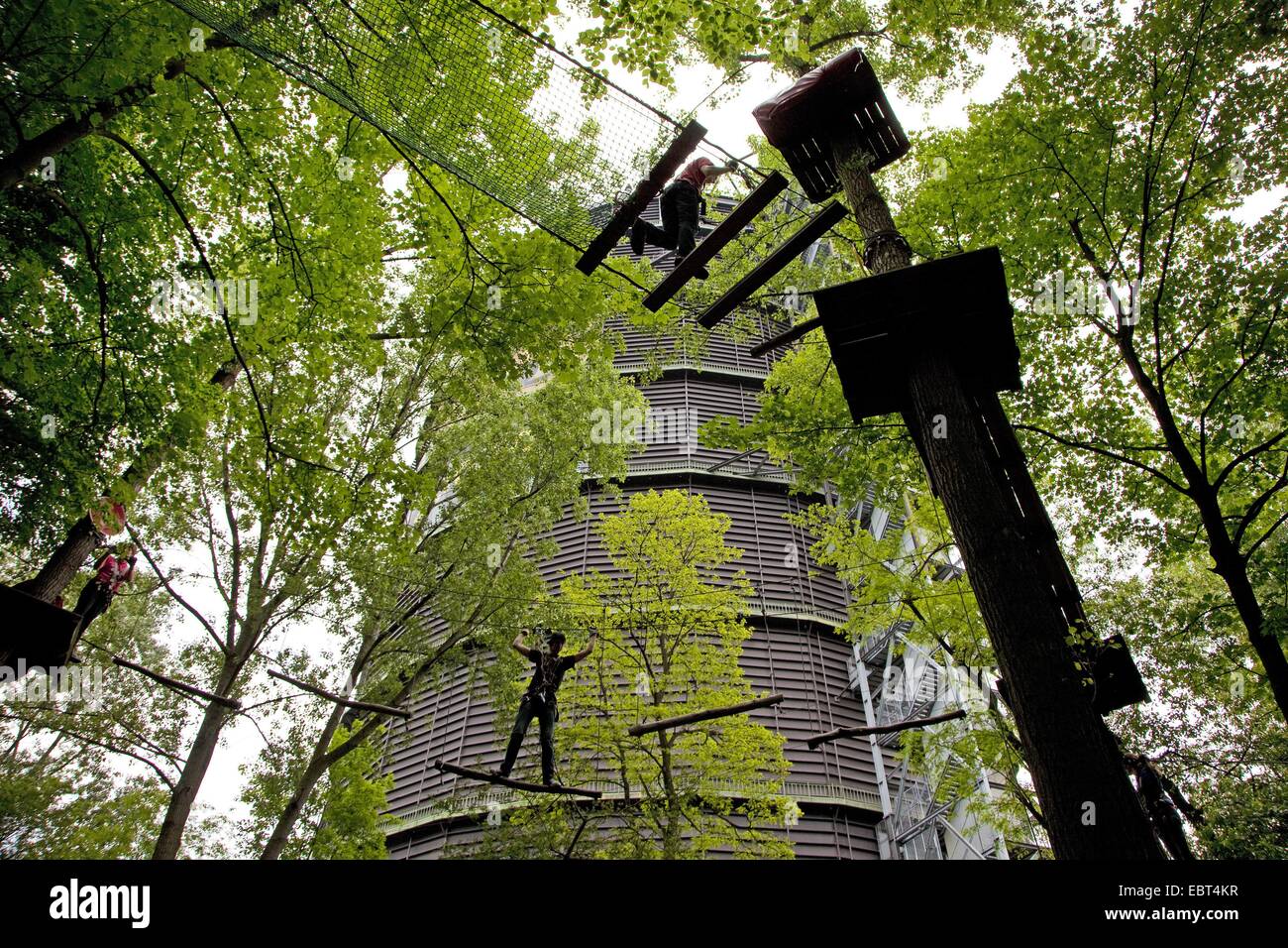 Persone che salgono sulla rupe di arrampicata nella parte anteriore del gasometro di Oberhausen, Germania, Renania settentrionale-Vestfalia, la zona della Ruhr, Oberhausen Foto Stock