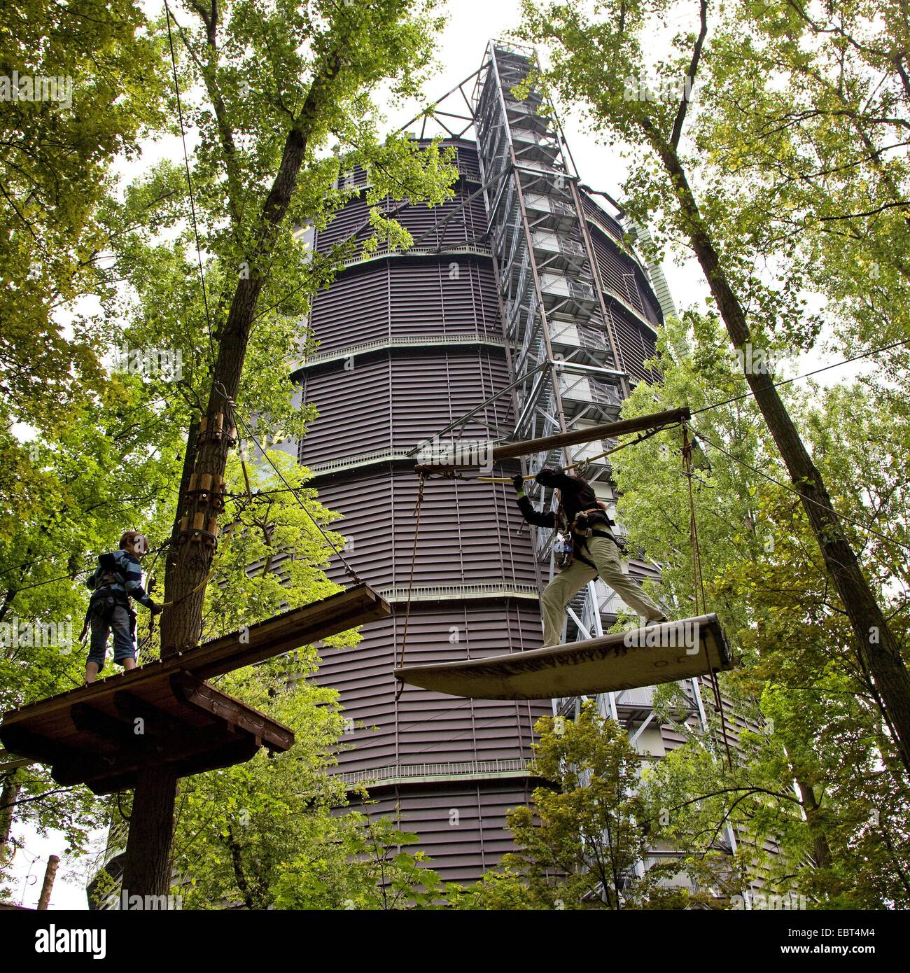 Donna arrampicata sulla rupe di arrampicata nella parte anteriore del gasometro di Oberhausen, Germania, Renania settentrionale-Vestfalia, la zona della Ruhr, Oberhausen Foto Stock