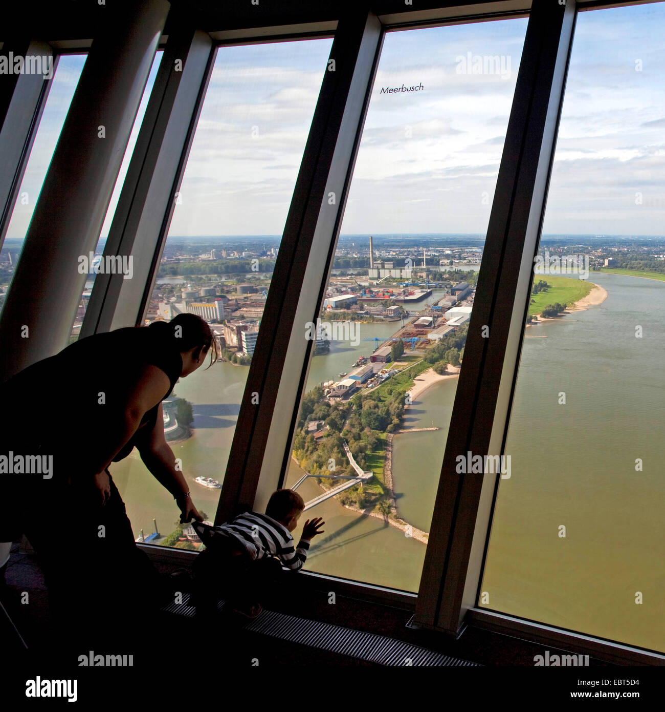 La madre e il bambino guardando attraverso la finestrella del Rheinturm a Reno in direzione di Meerbusch, in Germania, in Renania settentrionale-Vestfalia, Duesseldorf Foto Stock