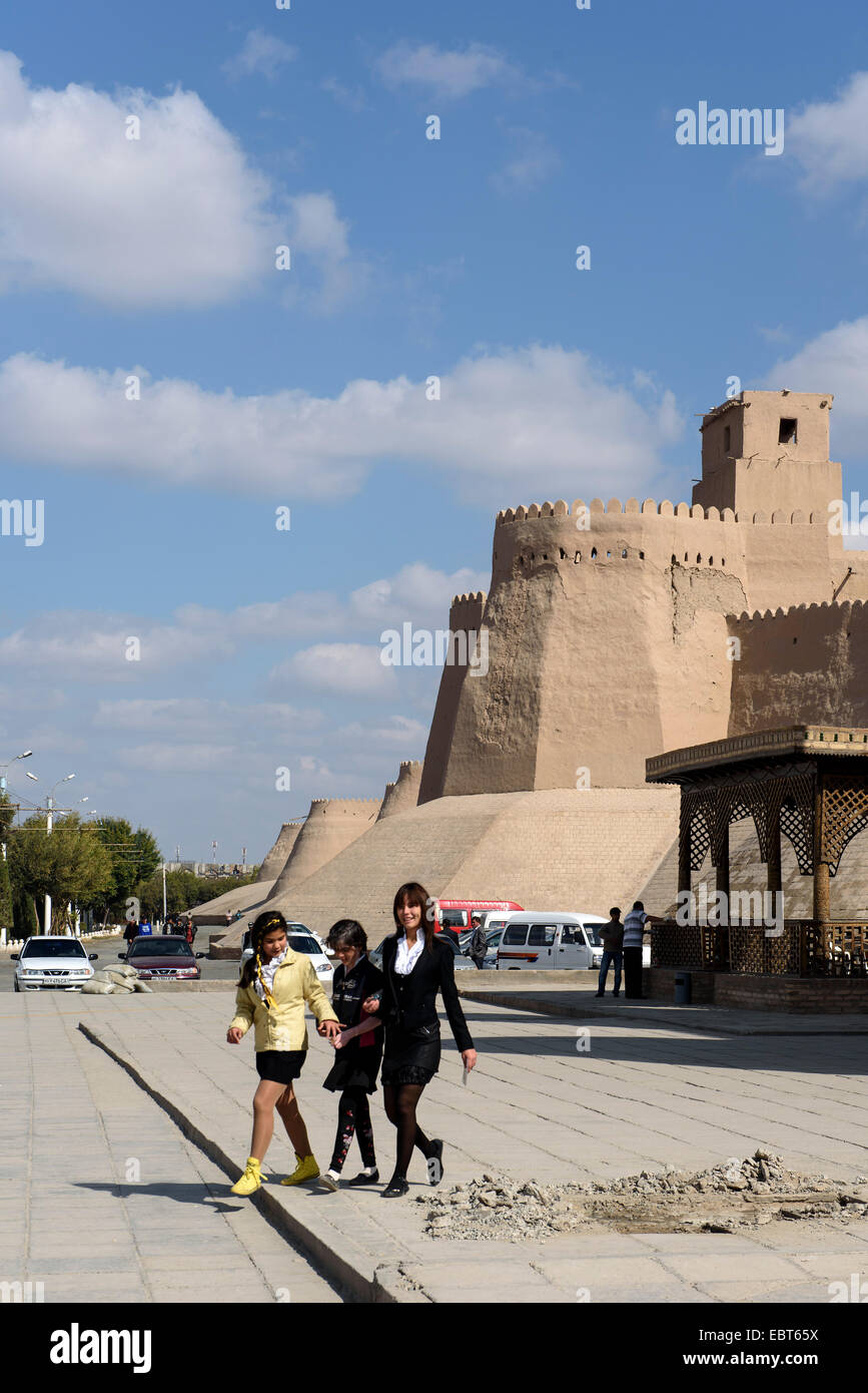 Le mura della città hitoric Ichan Qala, Chiwa, Uzbekistan, Asia Foto Stock