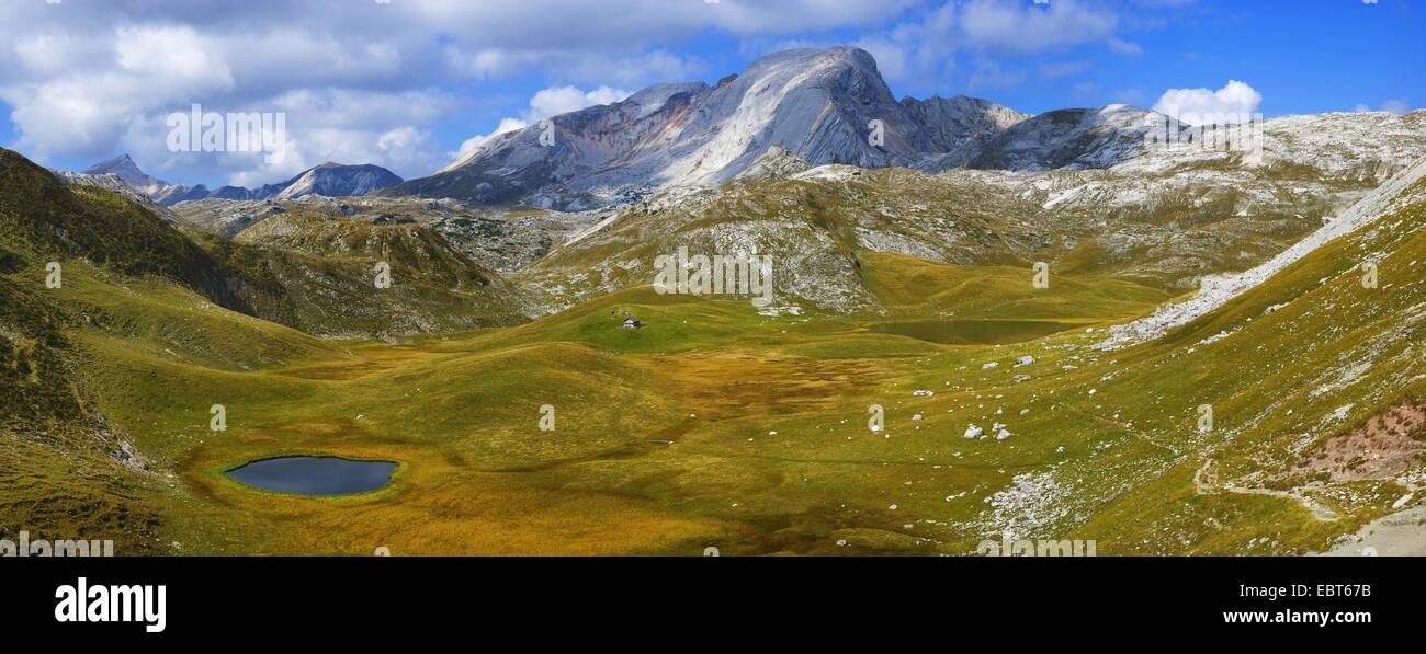 Vista sul gruppo Seekofel con lago die Remeda (sinistra) e sul Lago Grande (a destra), l'Italia, l'Alto Adige Dolomiten , Fanes Parco Nazionale Foto Stock
