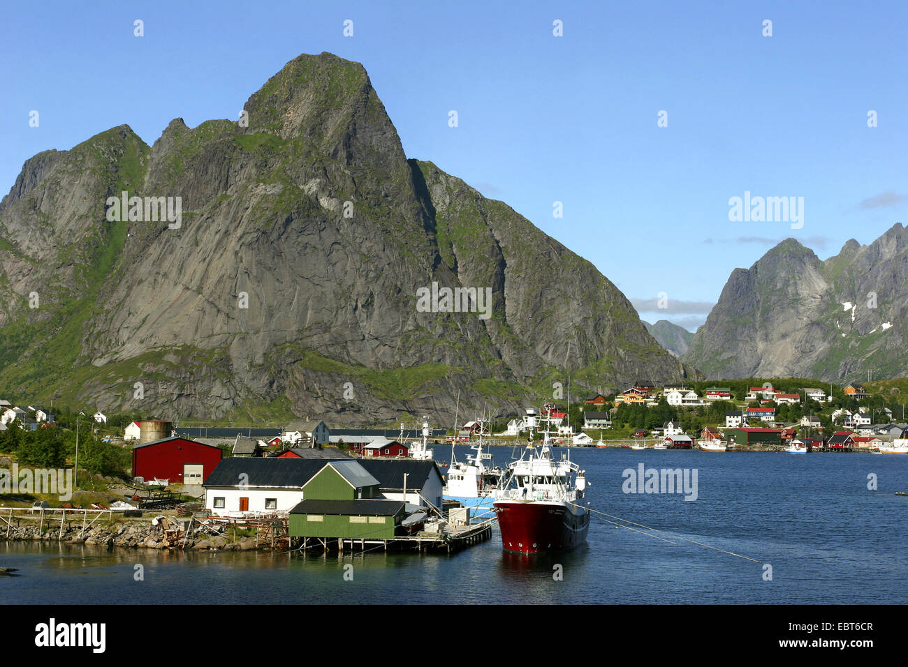 Scenic village presso la costa, Norvegia, Isole Lofoten Moskenesoya, Reine Foto Stock