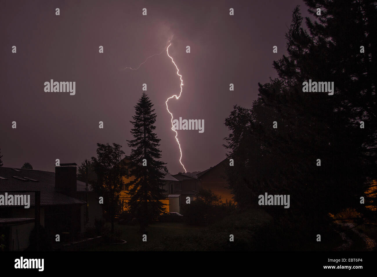 Colpo di fulmine in un'area di alloggiamento, in Germania, in Baviera, Isental Foto Stock