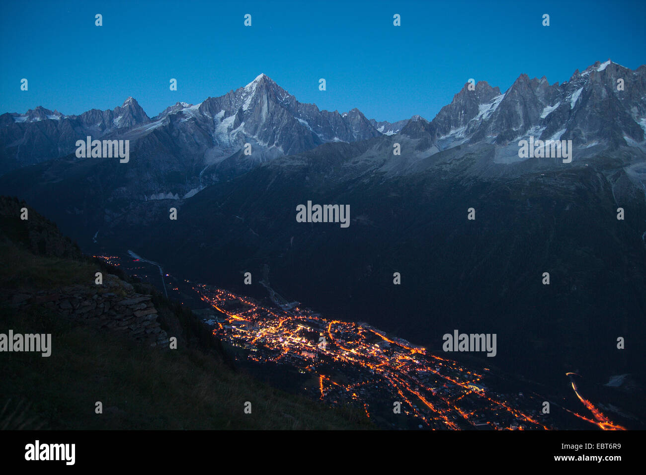 Sera su Chamonix, vista dal bel Lachat, con Aiguille Verte (al centro), Francia, Chamonix Foto Stock