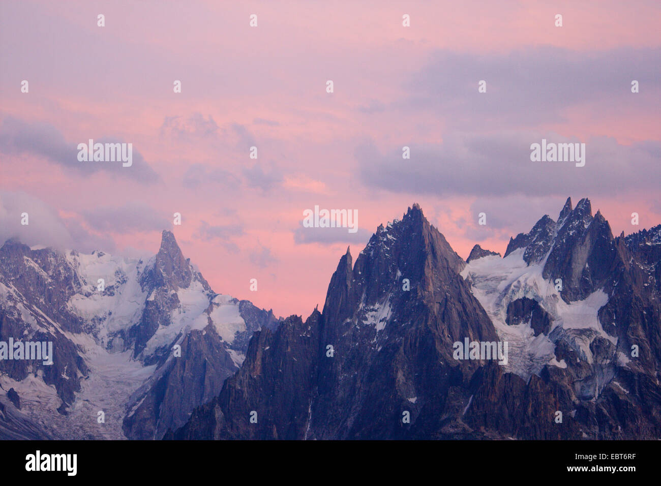 Dent du GÚant, Aiguille des Grandes Charmoz e Aiguille de BlaitiÞre nella luce della sera, Francia Foto Stock