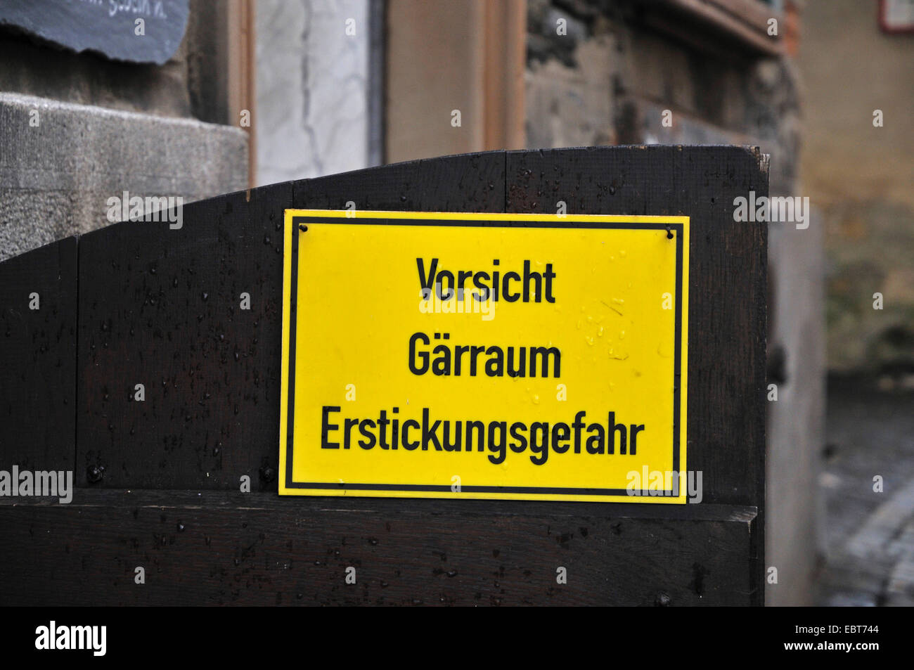 Segno etichettato 'attenzione brew camera, pericolo di soffocamento', 'Vorsicht Gaerraum, Erstickungsgefahr', Germania Foto Stock