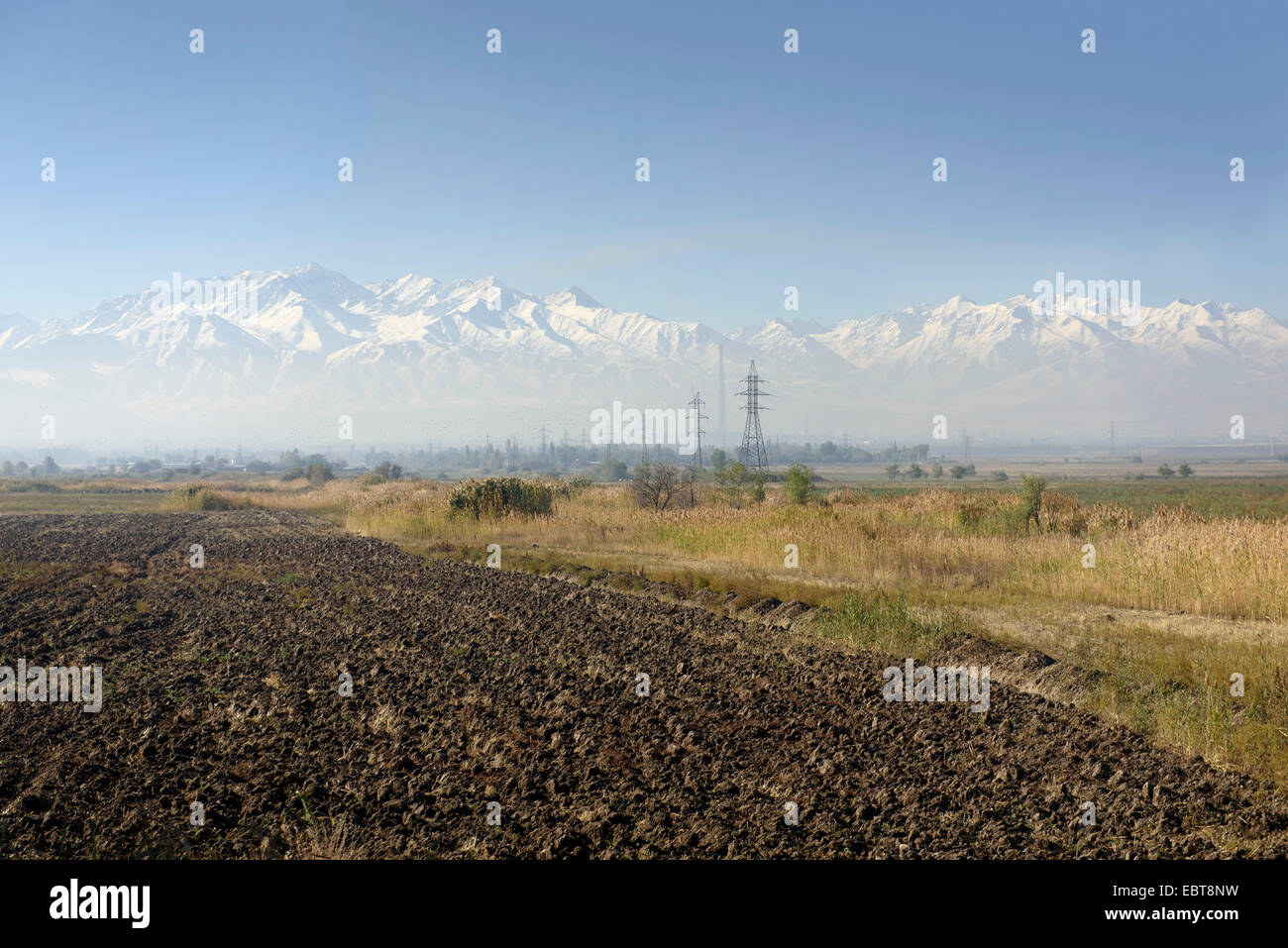 Shu valle davanti a Tianshan montagne, Kirgistan, Asia Foto Stock