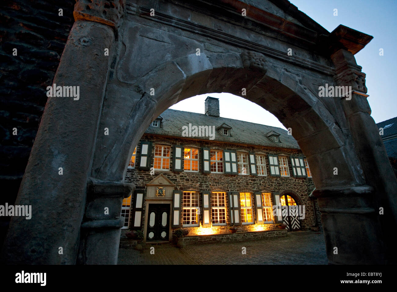 Gate e cortile del castello di Holtzbrinck nella luce della sera, in Germania, in Renania settentrionale-Vestfalia, Sauerland, Altena Foto Stock