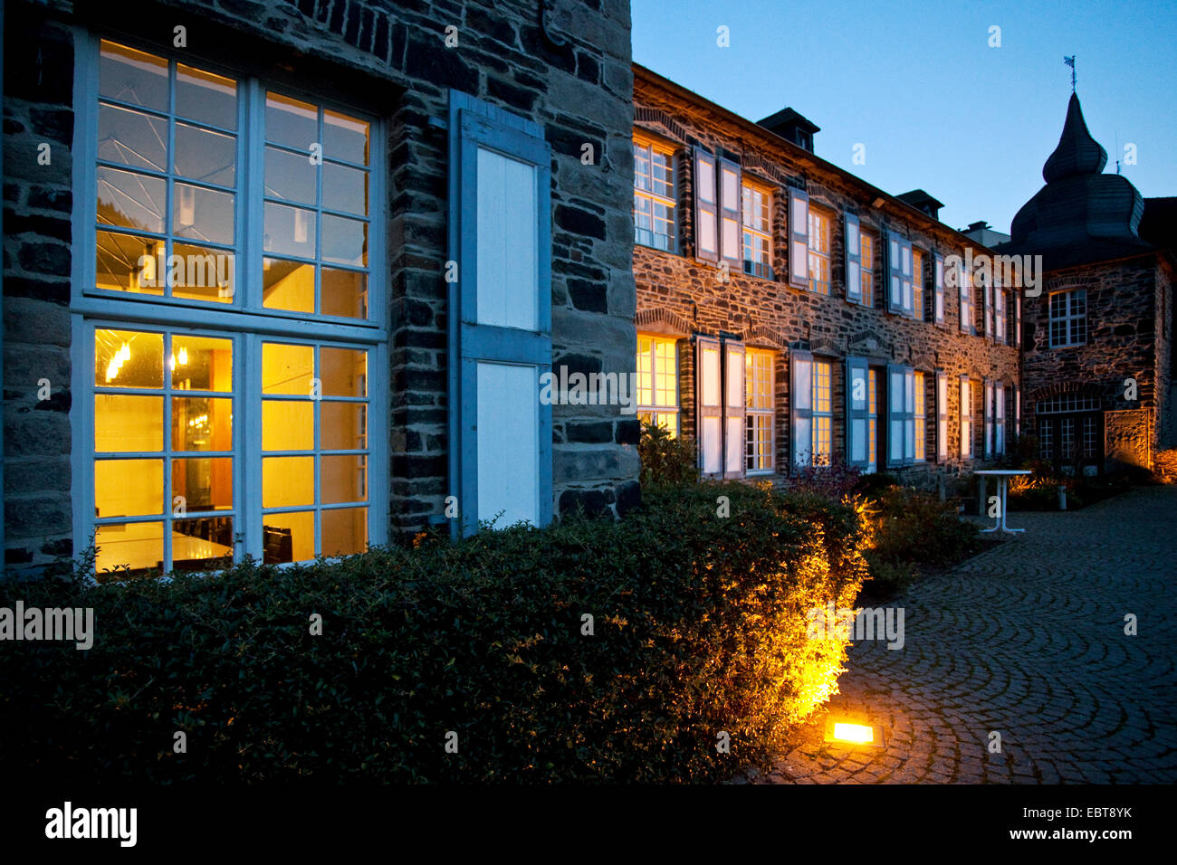 Illuminata Holtzbrinck Castello nella luce della sera, in Germania, in Renania settentrionale-Vestfalia, Sauerland, Altena Foto Stock