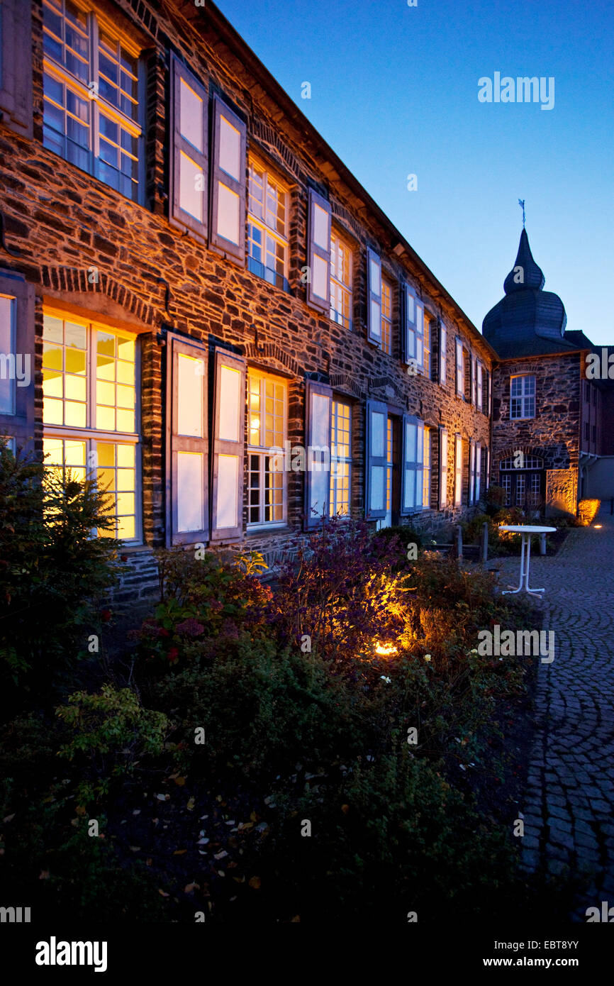 Illuminata Holtzbrinck Castello nella luce della sera, in Germania, in Renania settentrionale-Vestfalia, Sauerland, Altena Foto Stock