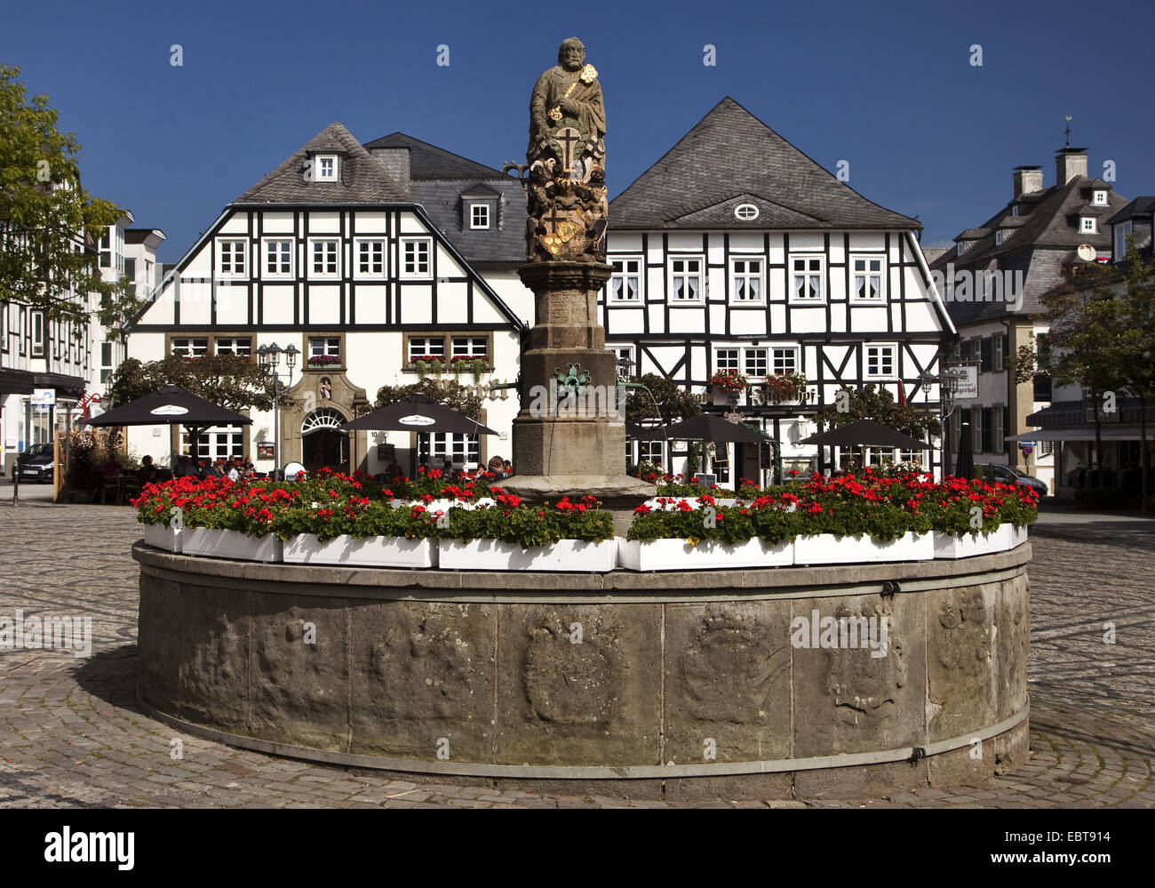 San Pietro ben, Petrusbrunnen, sulla piazza del mercato di Brilon, in Germania, in Renania settentrionale-Vestfalia, Sauerland, Brilon Foto Stock
