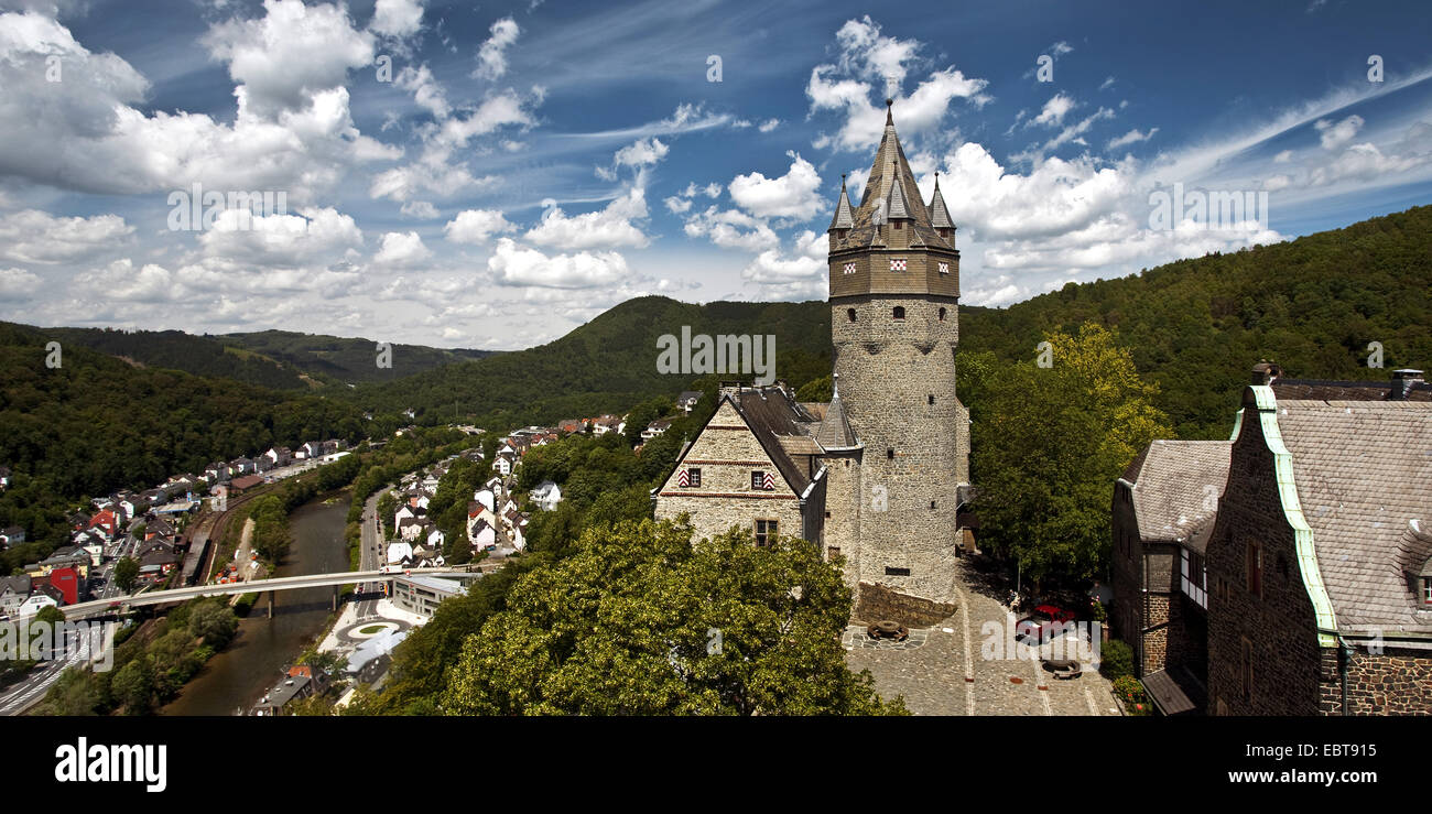 Altena Castello con il primo ostello per la gioventù del mondo, in Germania, in Renania settentrionale-Vestfalia, Sauerland, Altena Foto Stock