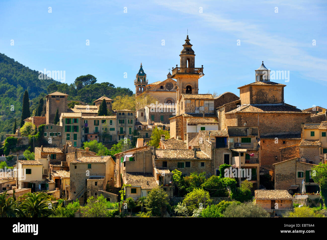 Vista panoramica della pittoresca città, Spagna, Balearen, Maiorca, Valdemossa Foto Stock