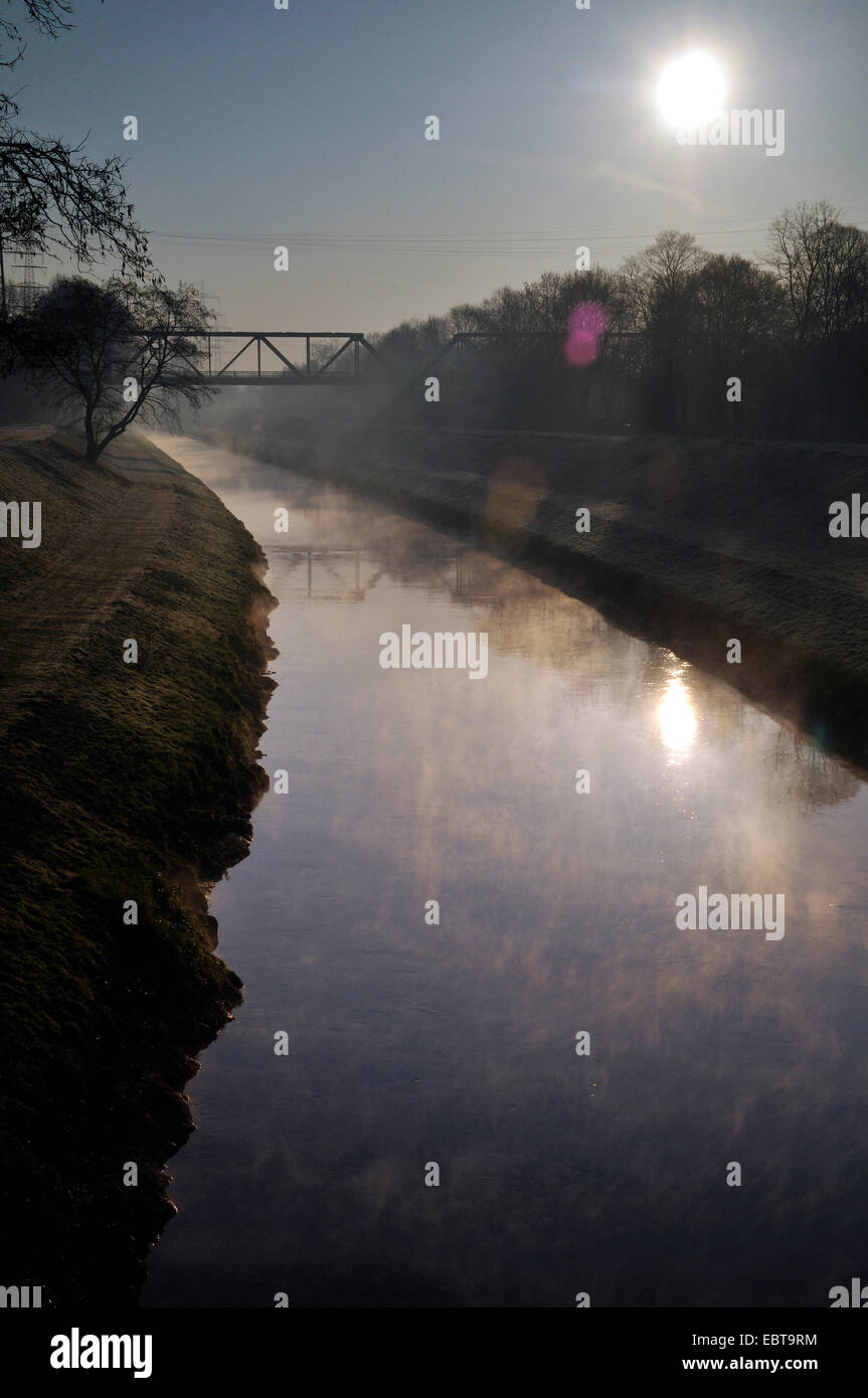 Canalizzato Emscher fiume al mattino, in Germania, in Renania settentrionale-Vestfalia, la zona della Ruhr, Oberhausen Foto Stock