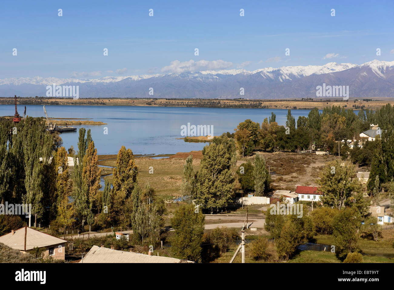 East bank di Issyk Kul vicino Lago Karakol, Kirgistan, Asia Foto Stock
