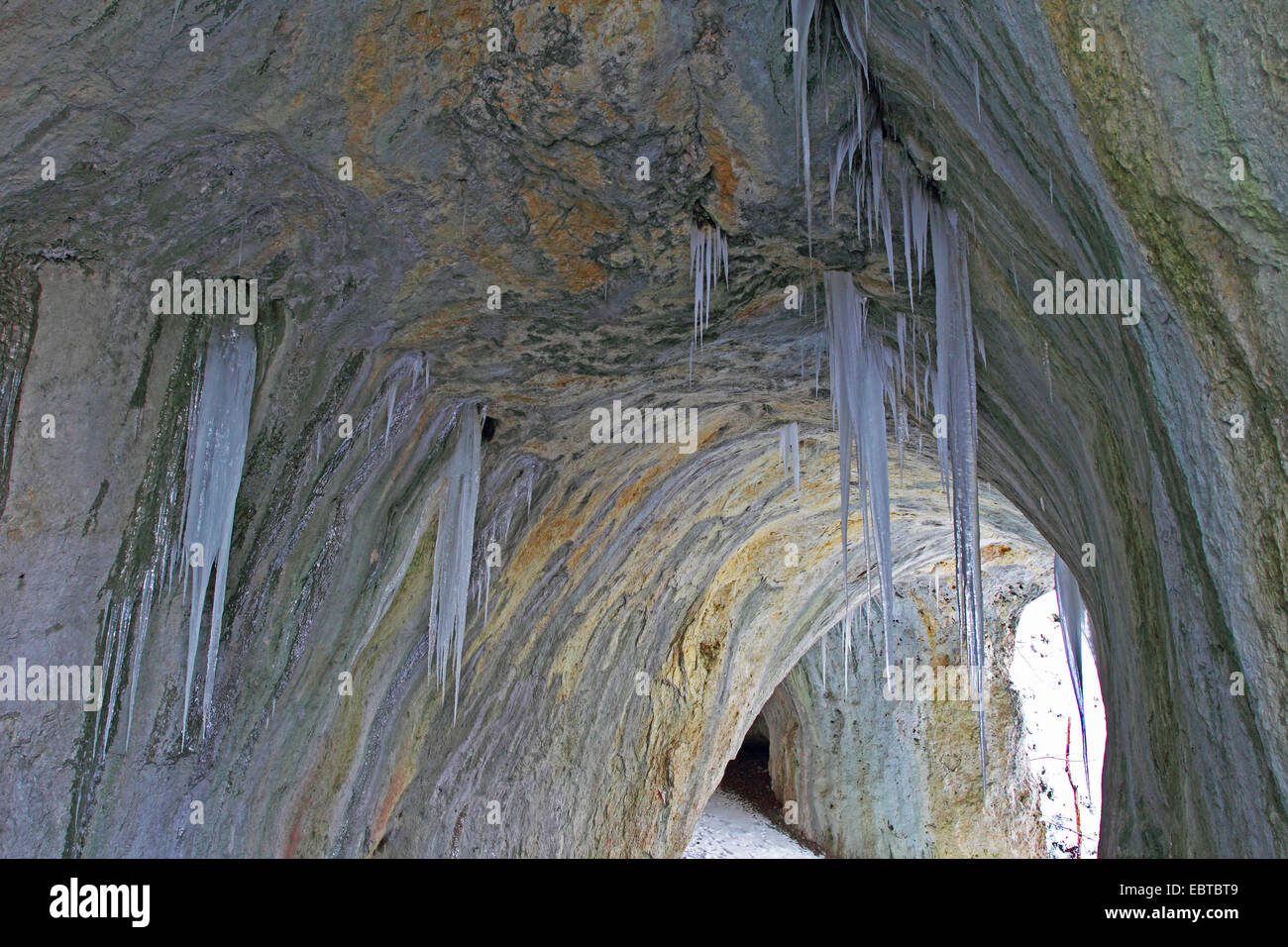 Icycles in corrispondenza del soffitto della grotta di pietra calcarea denominata "Grosse Scheuer', GERMANIA Baden-Wuerttemberg, Svevo Foto Stock