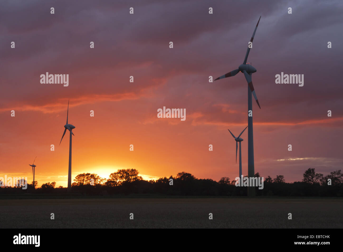 Impianto di energia eolica davanti al tramonto con il bagliore di sera, in Germania, in Renania settentrionale-Vestfalia, Muensterland Foto Stock