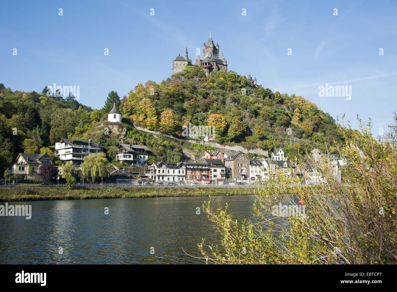 Vista sulla Moselle presso la piccola cittadina e il profilarsi di Reichsburg in background, in Germania, in Renania Palatinato, Cochem Foto Stock