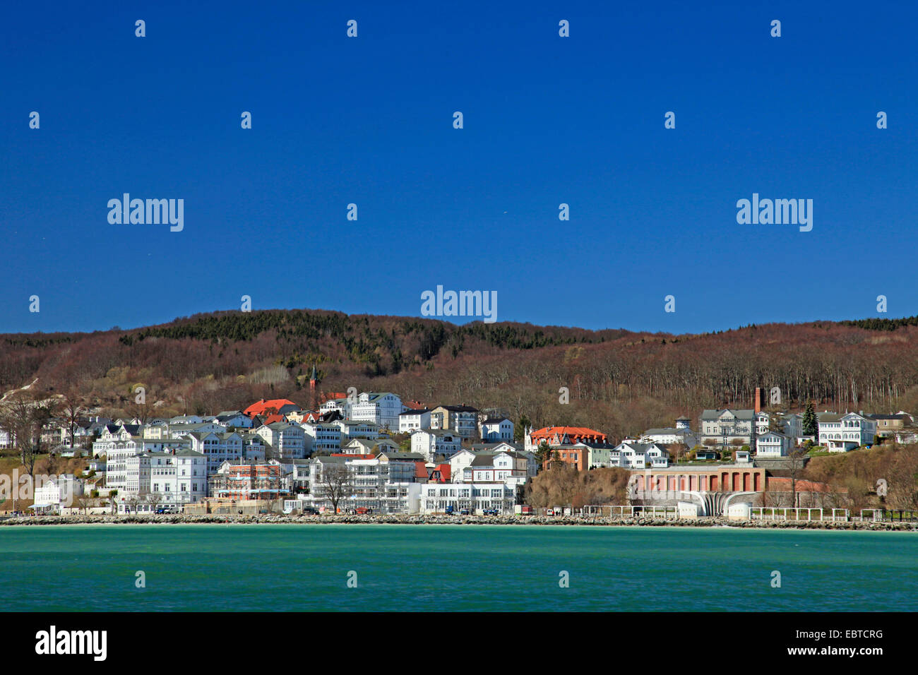 Vista dal mare presso la costa città sotto un cielo blu chiaro, Germania, Meclemburgo-Pomerania, Ruegen, Binz Foto Stock