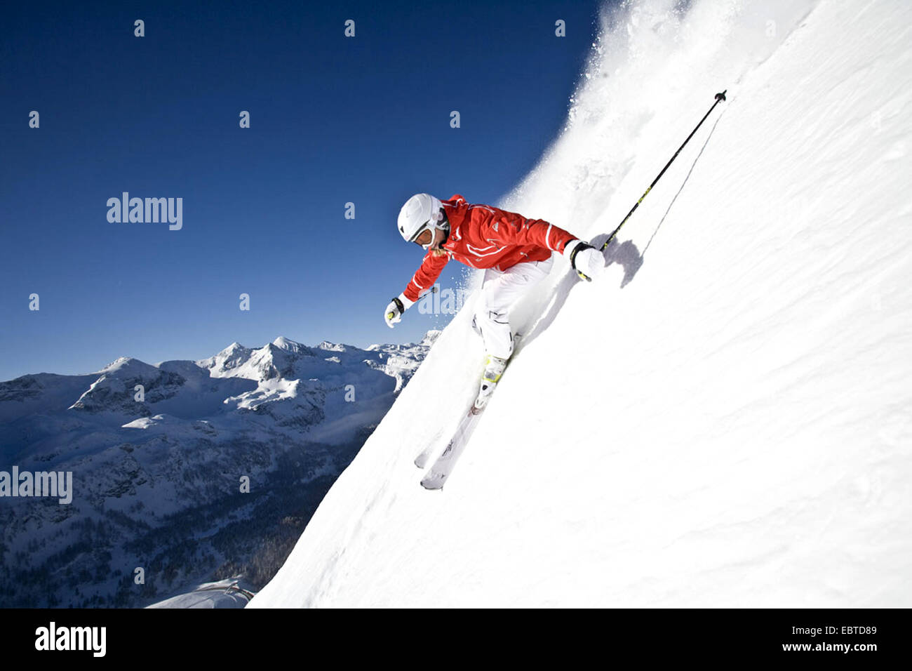 Sciatore femmina in corrispondenza di una pendenza powdersnow, Austria, Salisburgo, Obertauern Foto Stock