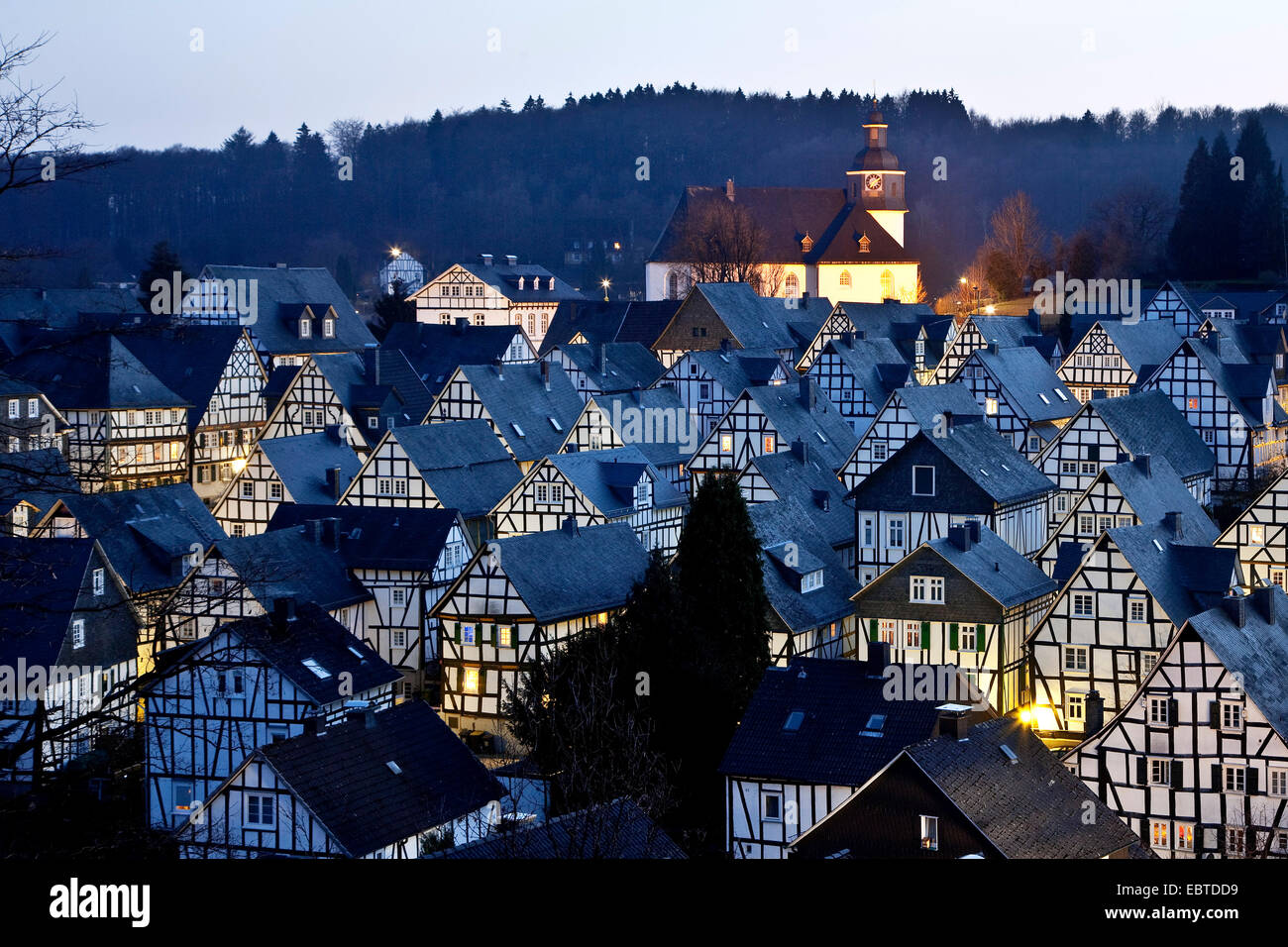 Città vecchia con la cronologia in legno case in luce della sera, in Germania, in Renania settentrionale-Vestfalia, Freudenberg Foto Stock