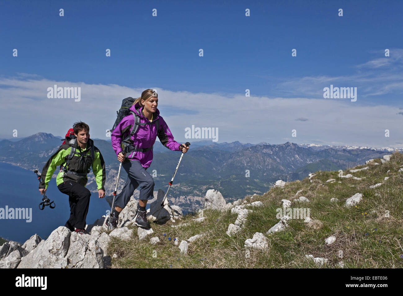 Coppia giovane trekking in montagna presso il Monte Altissimo in riva al lago di Garda, Italia, Lago di Garda Foto Stock