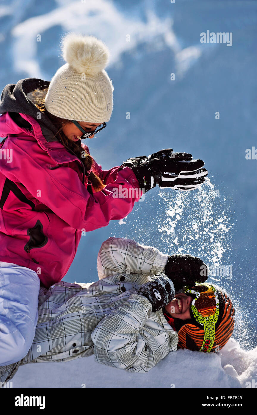 Due adolescenti facendo una lotta con le palle di neve, Francia Foto Stock