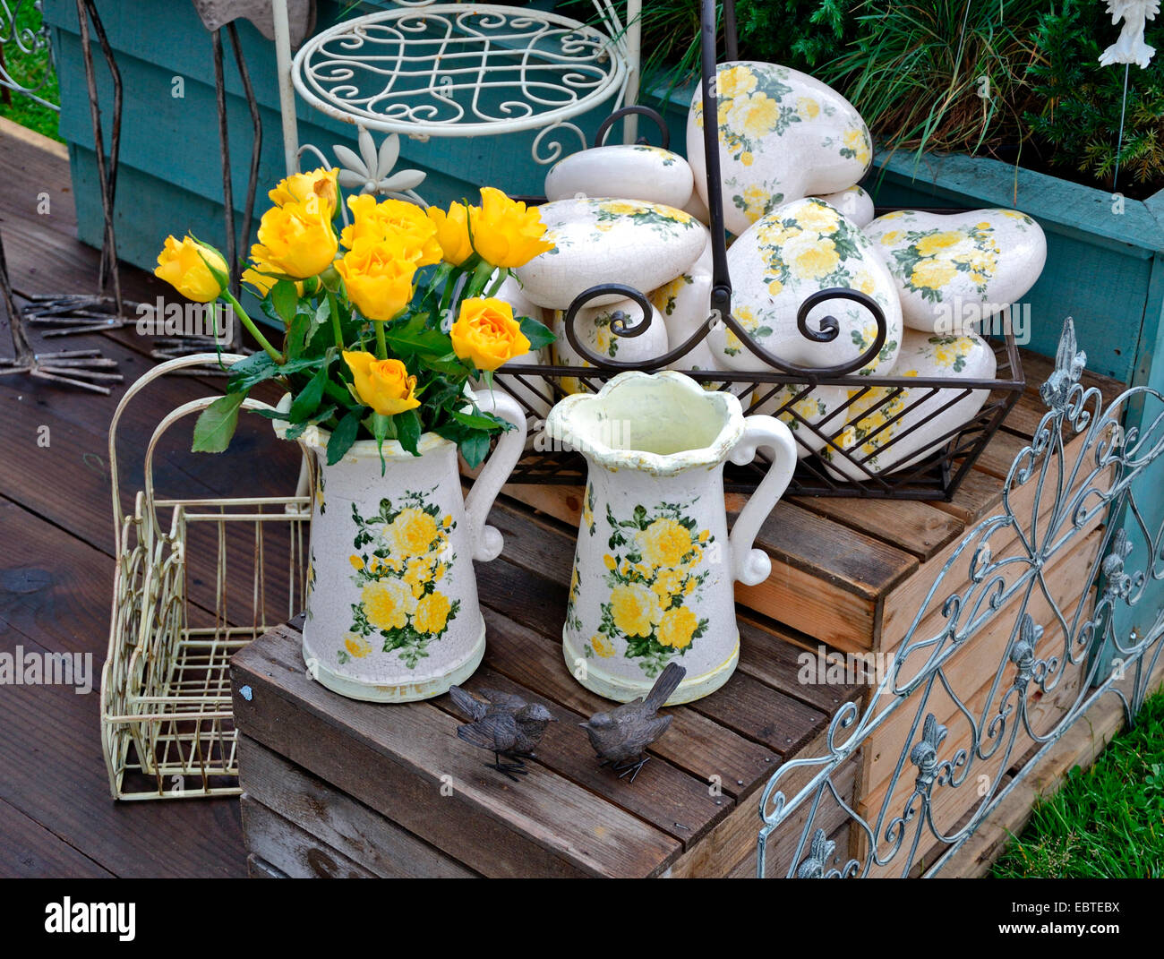 Stile decorativo disposizione con ceramica e rose giallo Foto Stock