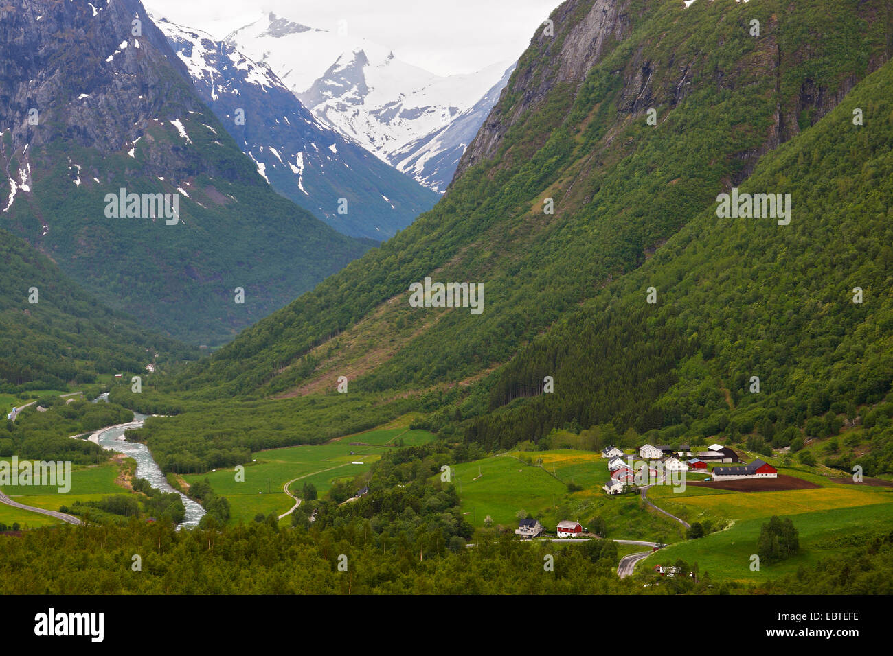 Villaggio al pendio di montagna, Norvegia, Skare Foto Stock