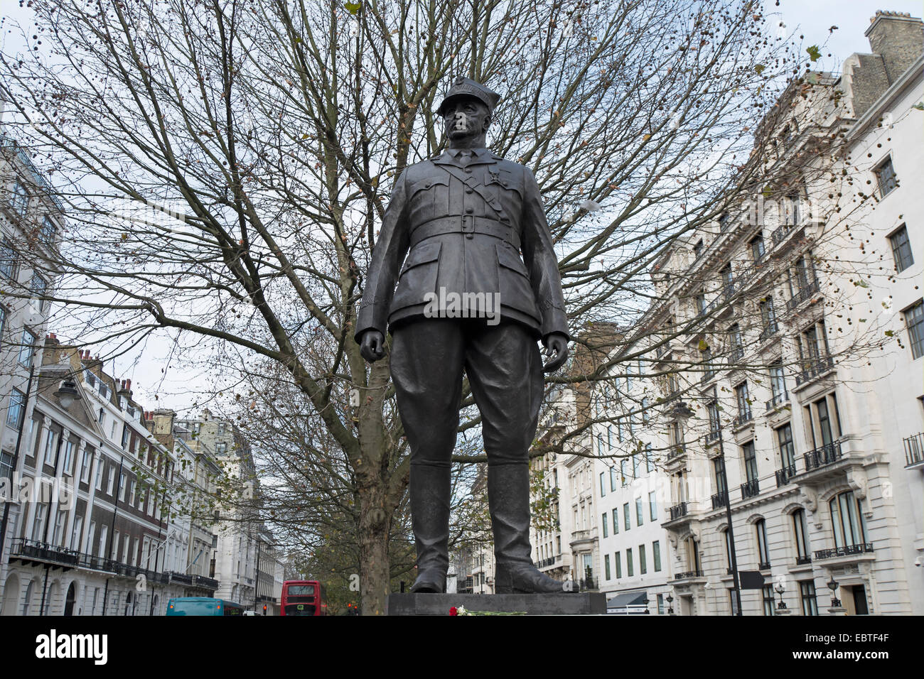 Statua di fede inverno del polacco generale e il primo ministro wladyslaw sikorski, Portland Place, Londra, Inghilterra Foto Stock