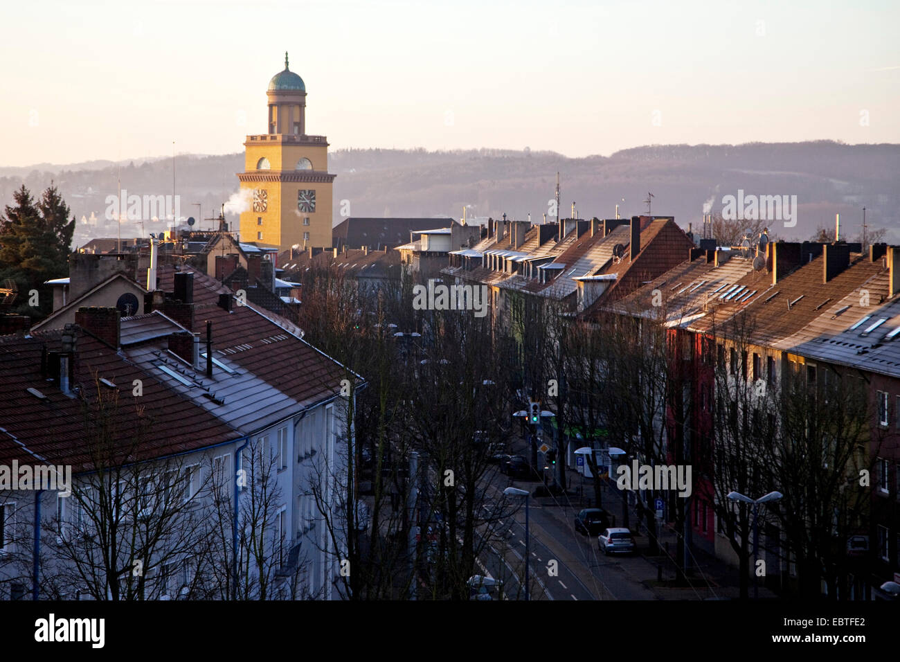 Vista della città e della torre del municipio, in Germania, in Renania settentrionale-Vestfalia, la zona della Ruhr, Witten Foto Stock