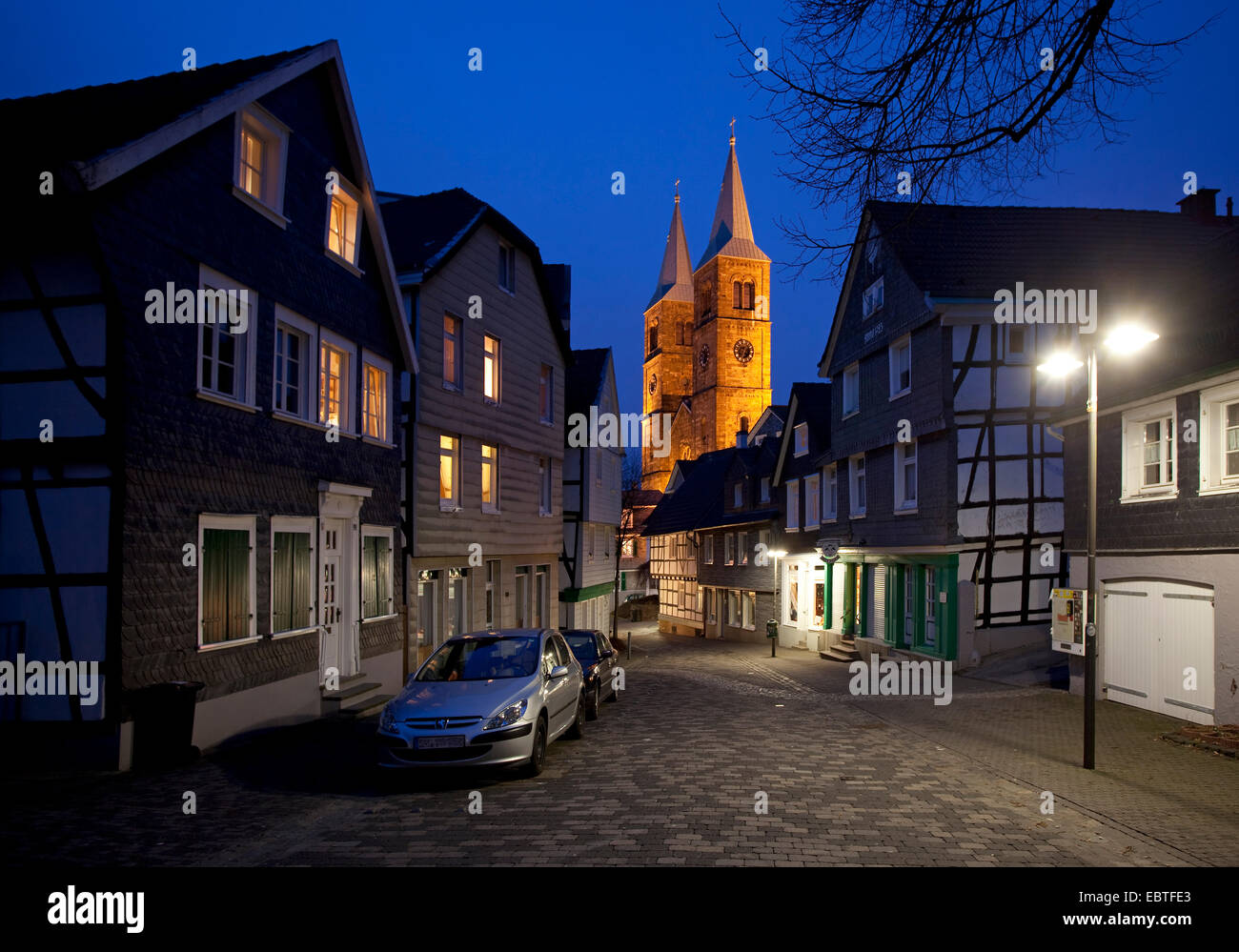Città vecchia con la Chiesa di Santa Maria in luce della sera, in Germania, in Renania settentrionale-Vestfalia, la zona della Ruhr, Schwelm Foto Stock