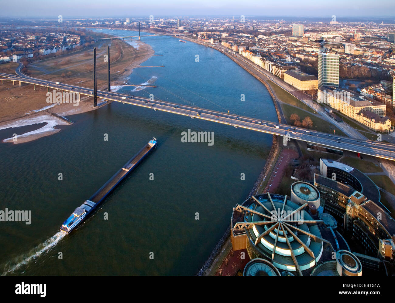 Vista dalla Torre sul Reno a del Landtag della Renania settentrionale-Vestfalia, Reno e Rheinkniebruecke, in Germania, in Renania settentrionale-Vestfalia, Duesseldorf Foto Stock