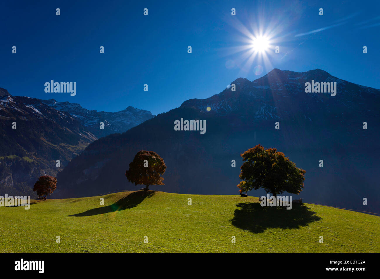 Sole brillante sopra Klausen Pass, Svizzera, Kanton Uri, Klausenpass Foto Stock