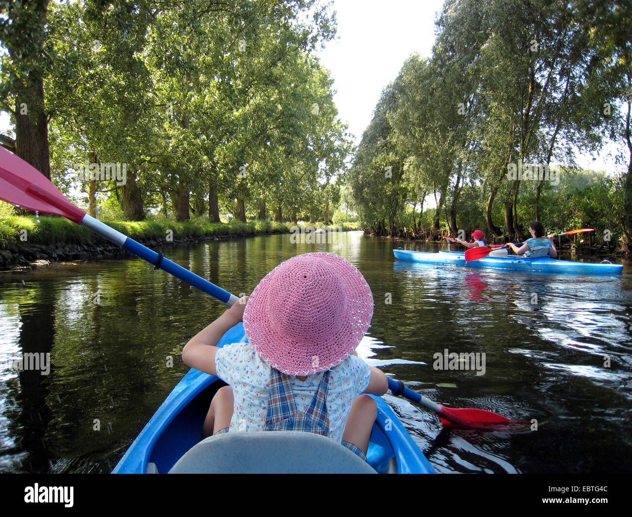 Famiglia in canoa sul fiume Niers, in Germania, in Renania settentrionale-Vestfalia, Weeze Foto Stock