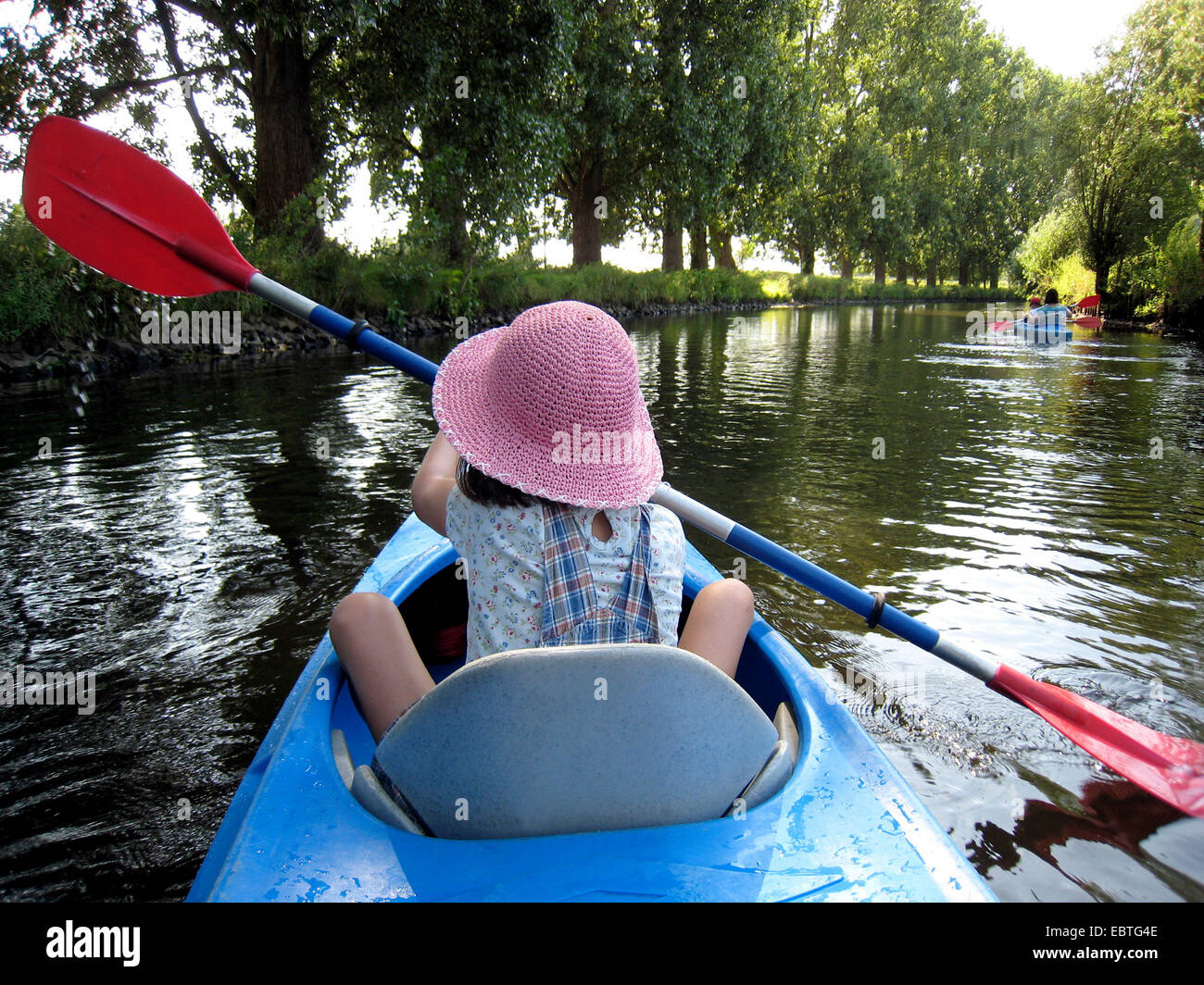 Famiglia in canoa sul fiume Niers, in Germania, in Renania settentrionale-Vestfalia, Weeze Foto Stock