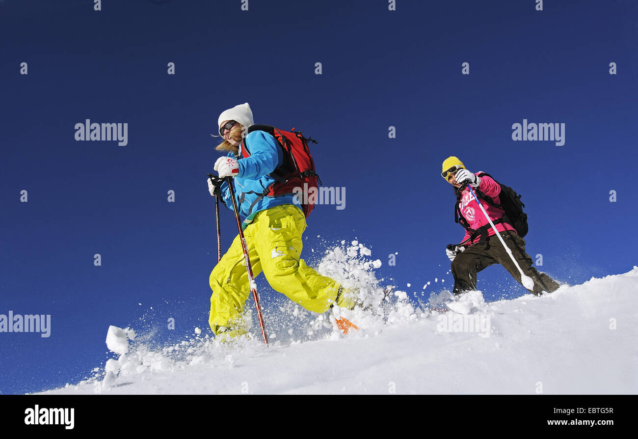 Due ragazze adolescenti con le racchette da neve nella neve, Francia, Savoie Foto Stock