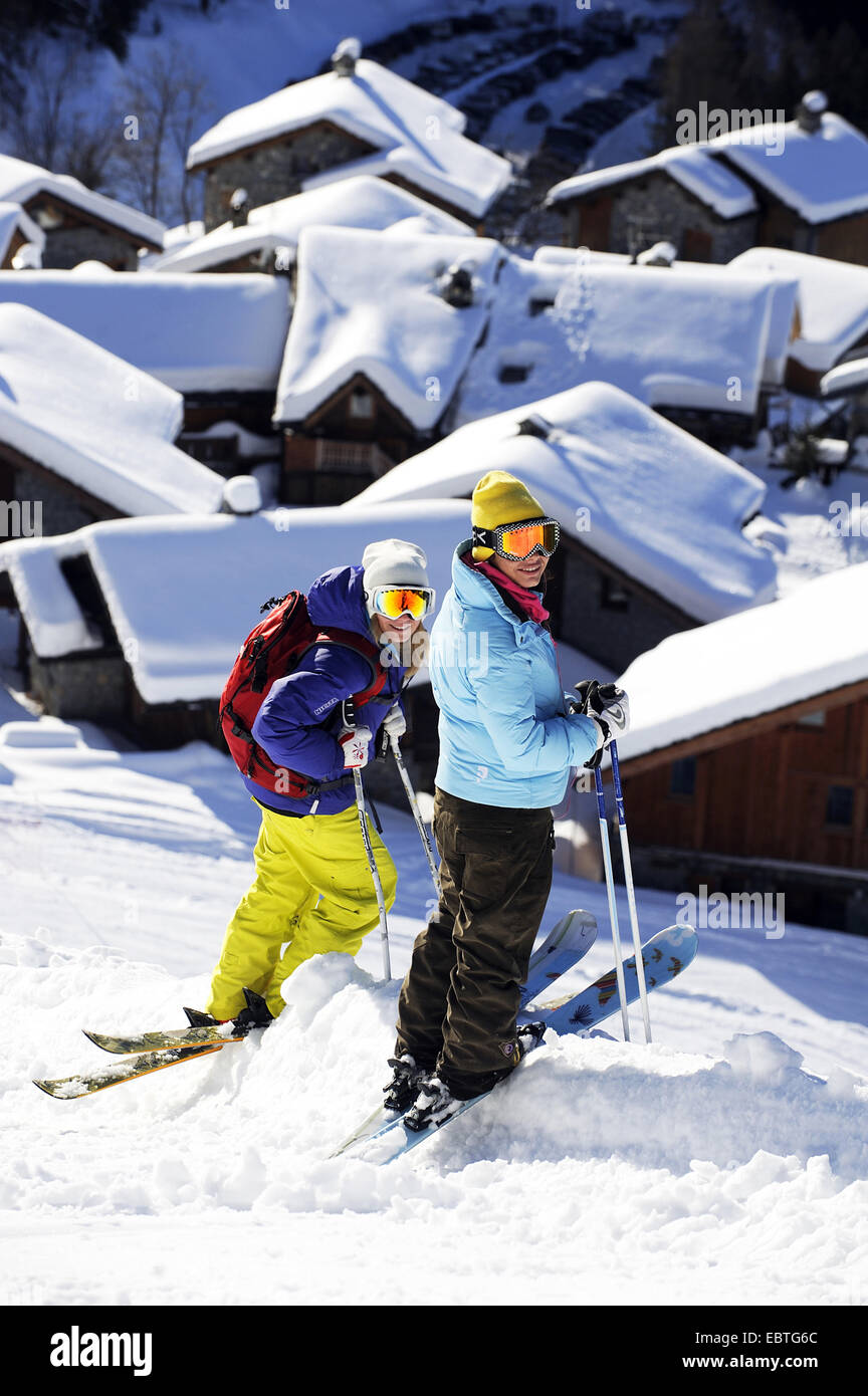 Due gli sciatori in piedi nella parte anteriore della coperta di neve Mountain Village, Francia, Savoie, Sainte Foy Tarentaise Foto Stock
