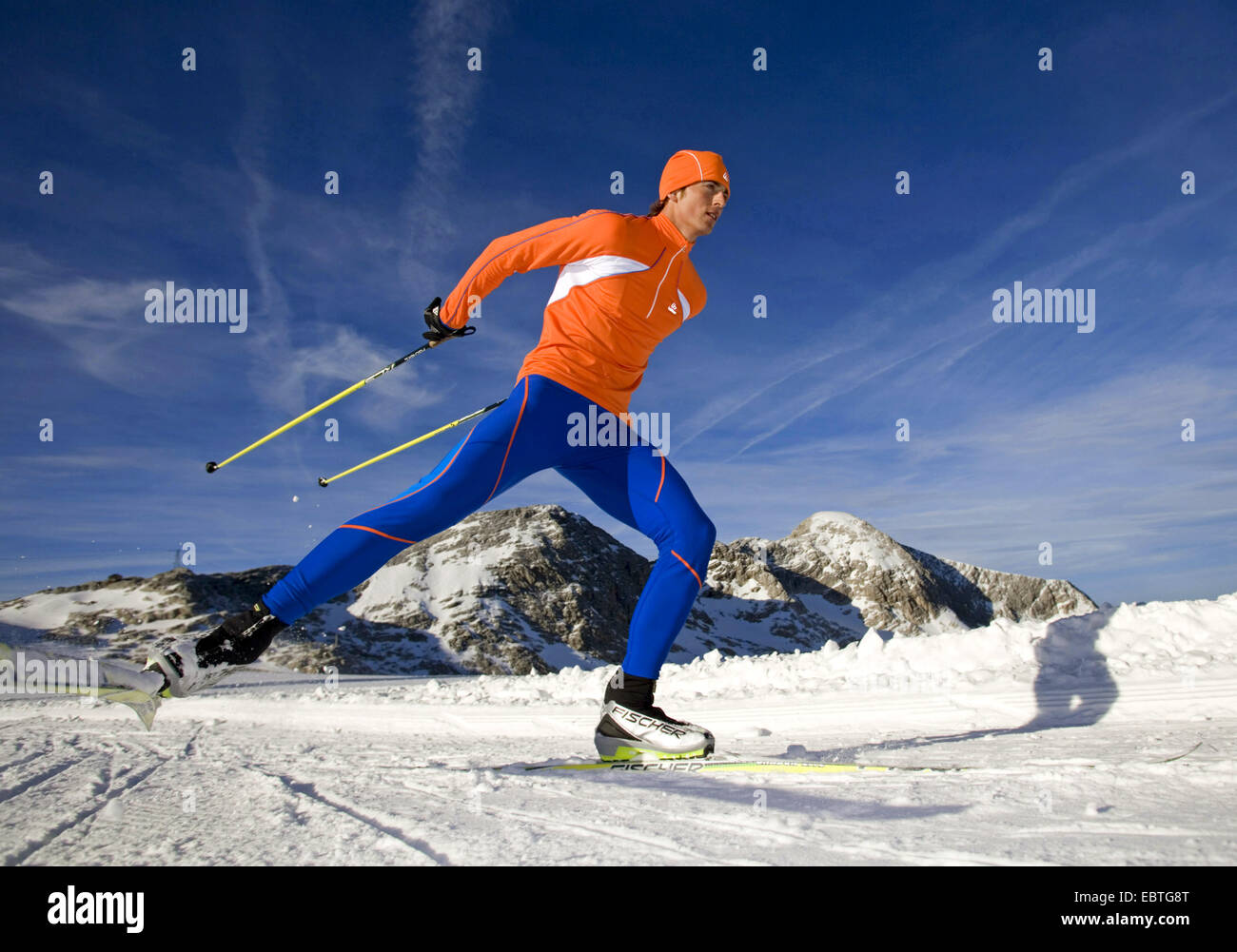 L uomo lo sci di fondo in montagna, Austria Foto Stock