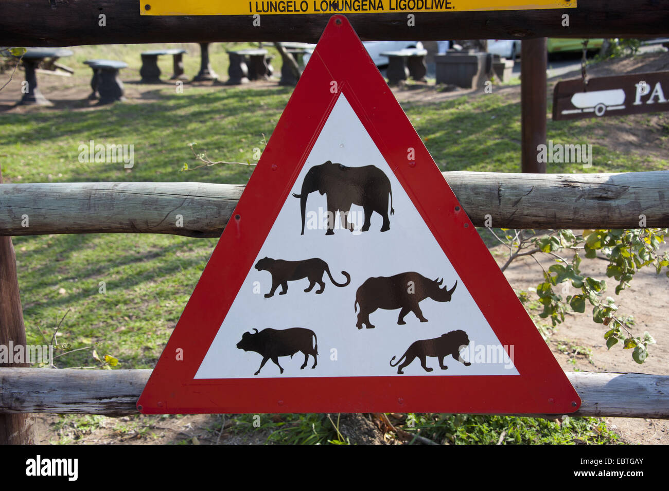 Segnale di avvertimento contro gli animali selvatici, Sud Africa, Hluhluwe-Umfolozi Parco Nazionale Foto Stock