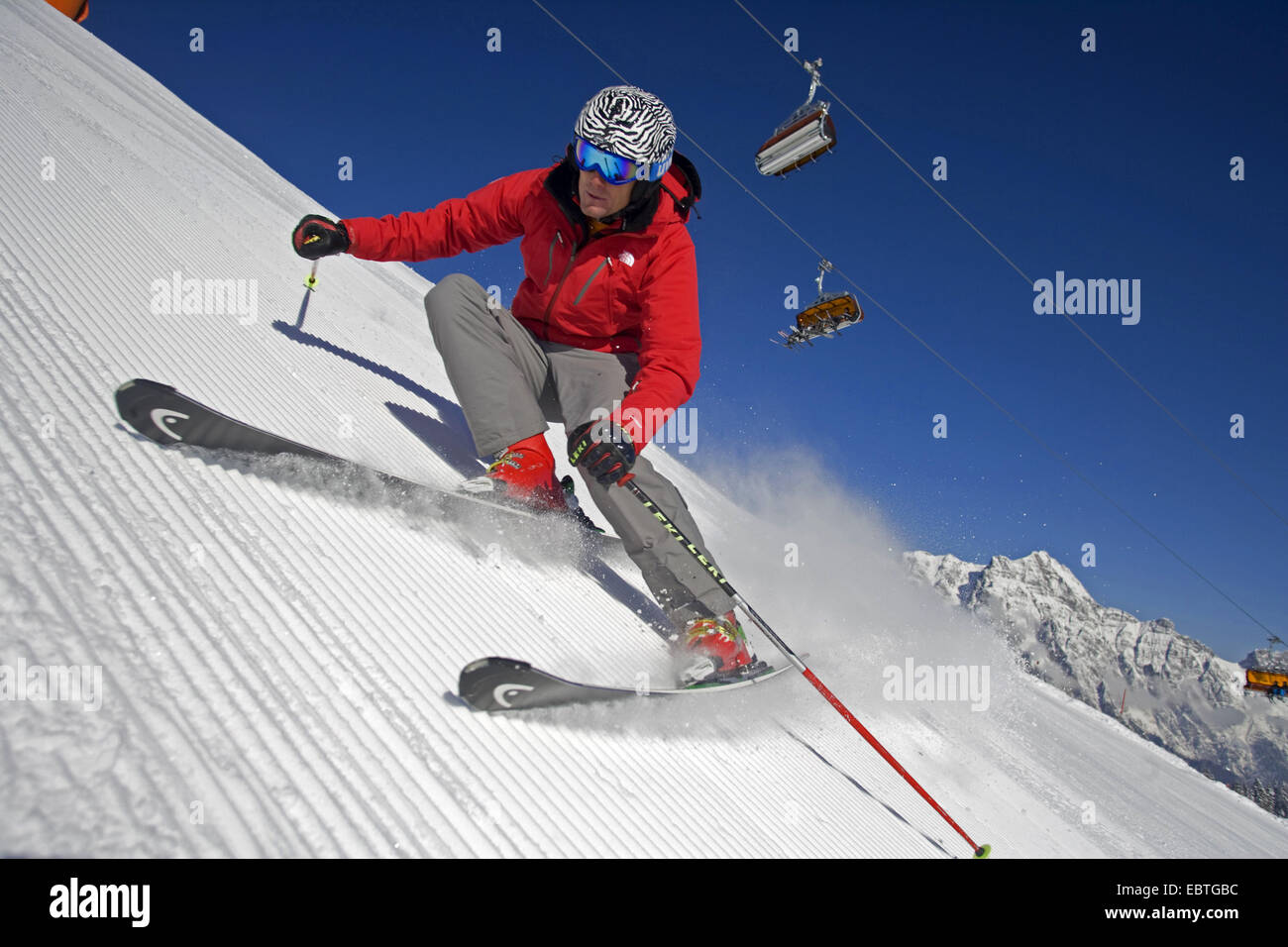 Sciatore su piste ski run, Austria Foto Stock