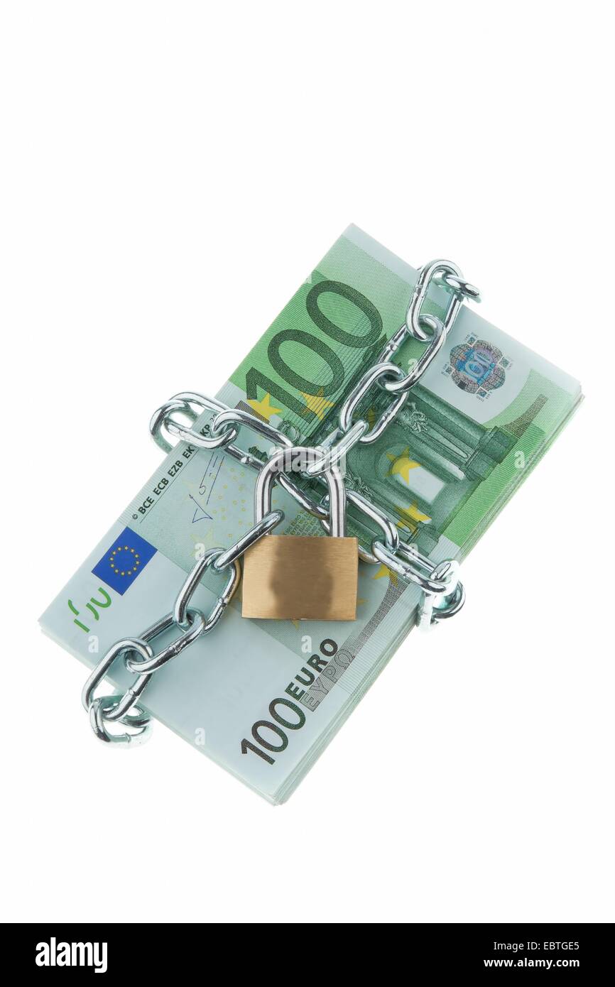 Catena e un lucchetto intorno a una pila di 100 Euro Bills - simboleggia investimento sicuro Foto Stock