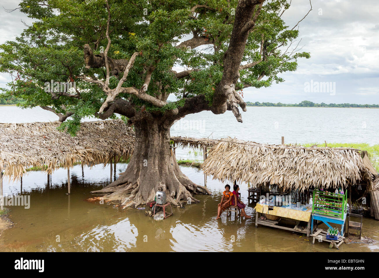 L'acqua è in aumento a lago Taungthaman MYANMAR Birmania Foto Stock