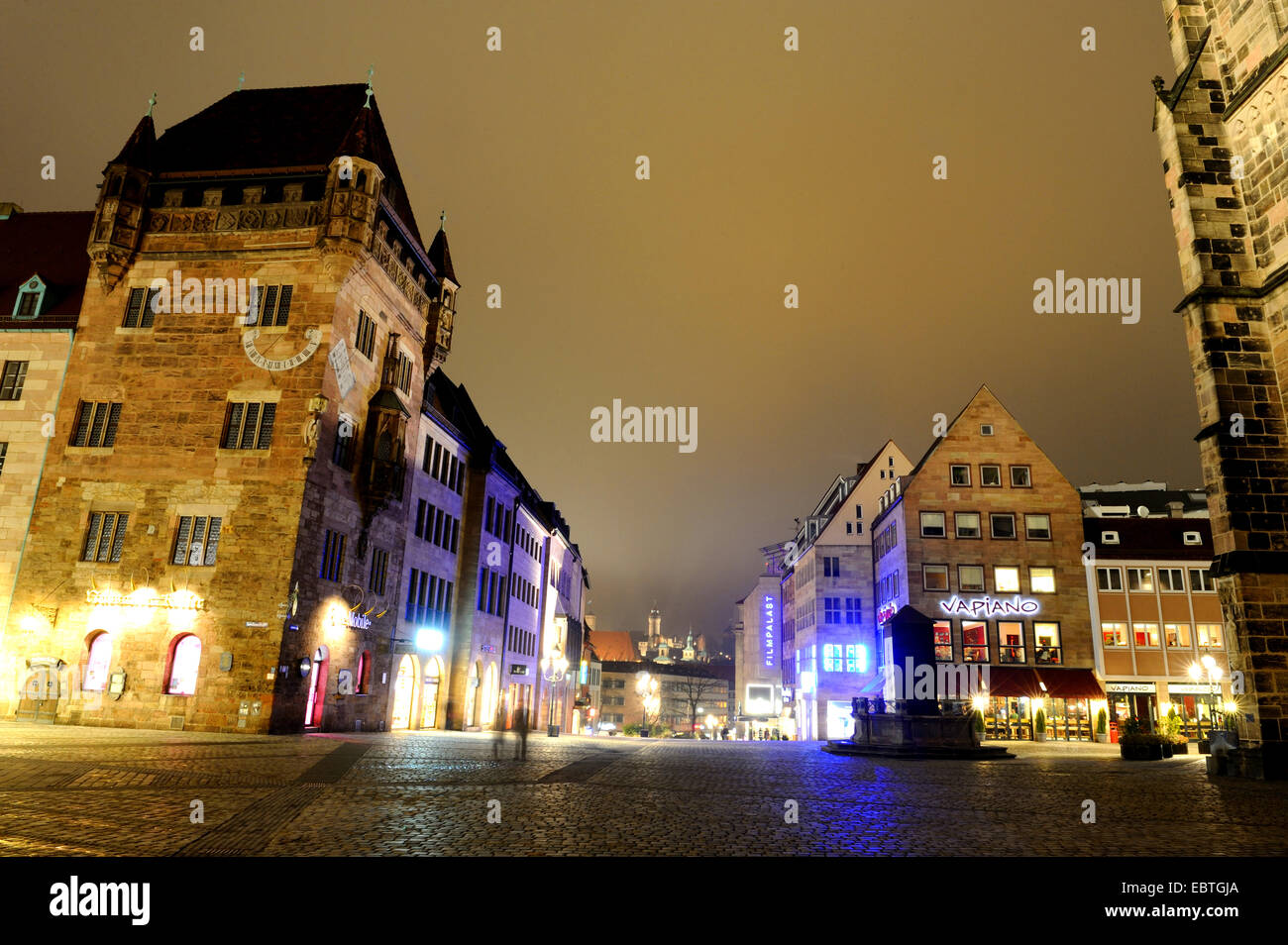 Vista notturna dal Piazzale di San Lorenzo al Castello di Norimberga, Germania, il Land della Baviera, Franken, Franconia, Nuernberg Foto Stock