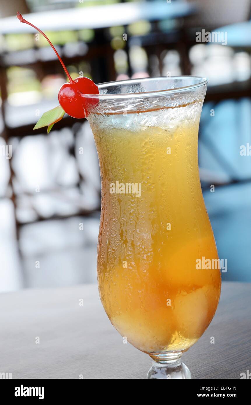 Bevande, ice tea con litchi con ciliegie come una decorazione Foto Stock