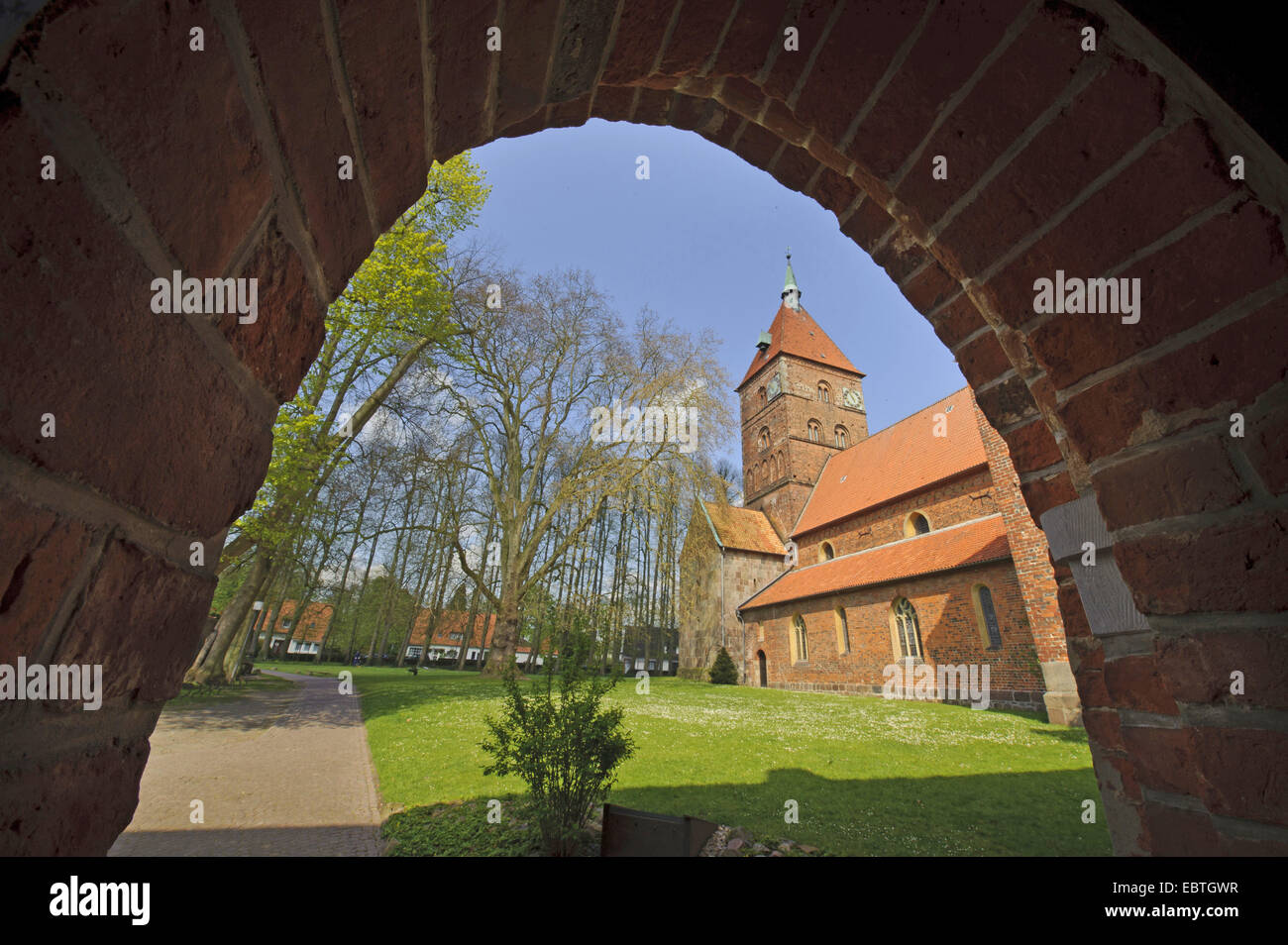 Vista attraverso un arco a monumenti medievali chiesa di Alessandro, Germania, Bassa Sassonia, Wildeshausen Foto Stock