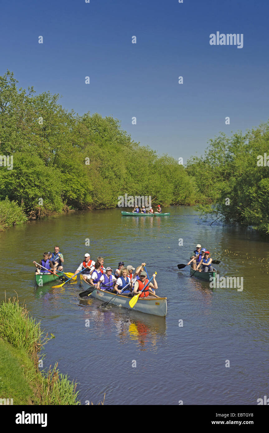 Canoisti sul fiume Hunte, Germania, Bassa Sassonia, Oldenburger Land Foto Stock