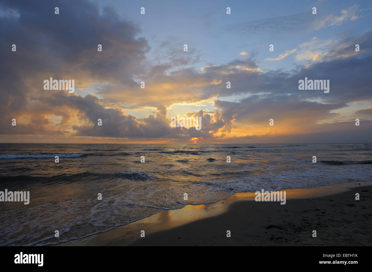 Tramonto sulla spiaggia vicino a Den Hoorn, Paesi Bassi, Texel Foto Stock