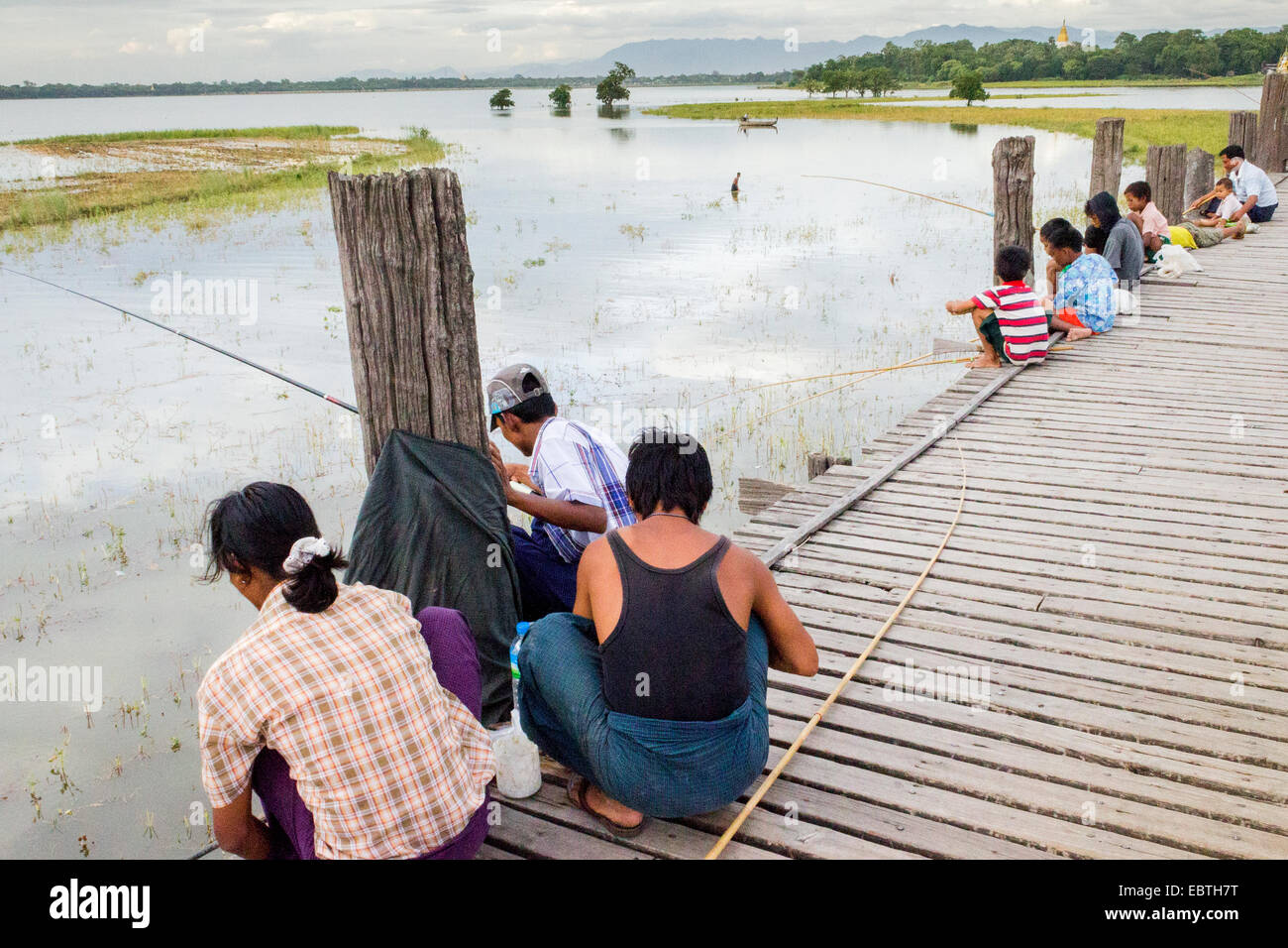 Popolo birmano il pesce da U Bein Bridge nel lago Taungthaman, Amarapura Township, Mandalay Division, birmania, myanmar Foto Stock